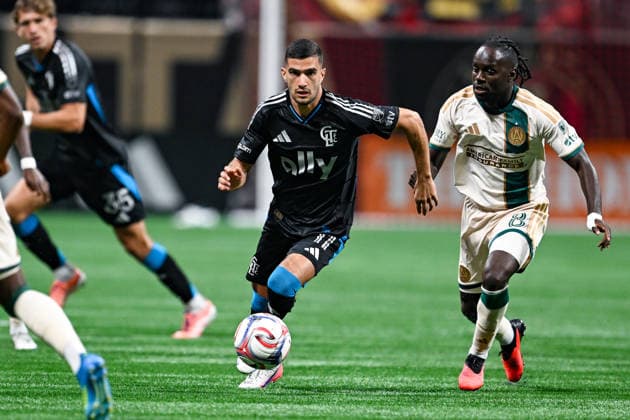 ATLANTA, GA - AUGUST 29: Liel Abada 11 of Charlotte FC dribbles during the MLS, Fussball Herren, USA match between Charlotte FC and Atlanta United FC on August 29th, 2026 at Mercedes-Benz Stadium in Atlanta, GA. (Photo by Rich von Biberstein Icon Sportswire) SOCCER: AUG 29 MLS Atlanta United vs Charlotte FC EDITORIAL USE ONLY Icon260829002