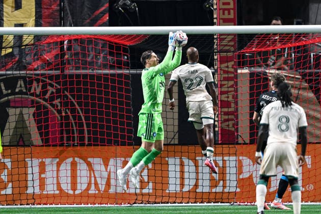 ATLANTA, GA - AUGUST 29: Kristijan Kahlina 1 of Charlotte FC makes a save as Fafa Picault 22 of Atlanta attempts a header during the MLS, Fussball Herren, USA match between Charlotte FC and Atlanta United FC on August 29th, 2026 at Mercedes-Benz Stadium in Atlanta, GA. (Photo by Rich von Biberstein Icon Sportswire) SOCCER: AUG 29 MLS Atlanta United vs Charlotte FC EDITORIAL USE ONLY Icon260829005