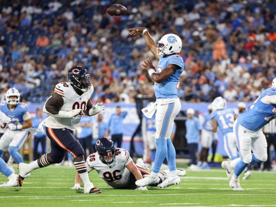 Aug 29, 2026; Nashville, Tennessee, USA; Tennessee Titans quarterback Hendon Hooker (16) lobs a pass over Chicago Bears defensive tackle Neville Gallimore (90) during the NFL, American Football Herren, USA preseason game between the Chicago Bears and the Tennessee Titans at Nissan Stadium (Nashville). Mandatory Credit: -Cal Media Nashville USA - ZUMAc04_ 20260829_zma_c04_209 Copyright: xStephenxFurstx