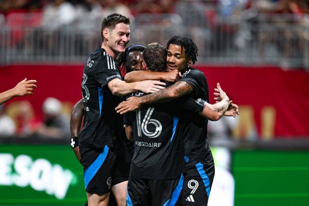 ATLANTA, GA - AUGUST 29: Charlotte players celebrate the first-half goal by Idan Toklomati 9 during the MLS, Fussball Herren, USA match between Charlotte FC and Atlanta United FC on August 29th, 2026 at Mercedes-Benz Stadium in Atlanta, GA. (Photo by Rich von Biberstein Icon Sportswire) SOCCER: AUG 29 MLS Atlanta United vs Charlotte FC EDITORIAL USE ONLY Icon260829006