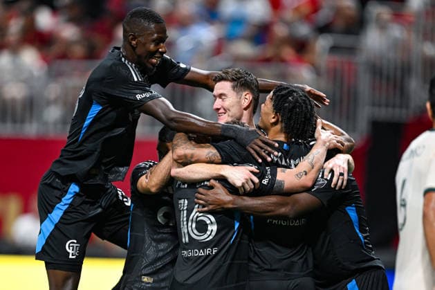 ATLANTA, GA - AUGUST 29: Charlotte players celebrate the first-half goal by Idan Toklomati 9 during the MLS, Fussball Herren, USA match between Charlotte FC and Atlanta United FC on August 29th, 2026 at Mercedes-Benz Stadium in Atlanta, GA. (Photo by Rich von Biberstein Icon Sportswire) SOCCER: AUG 29 MLS Atlanta United vs Charlotte FC EDITORIAL USE ONLY Icon260829007