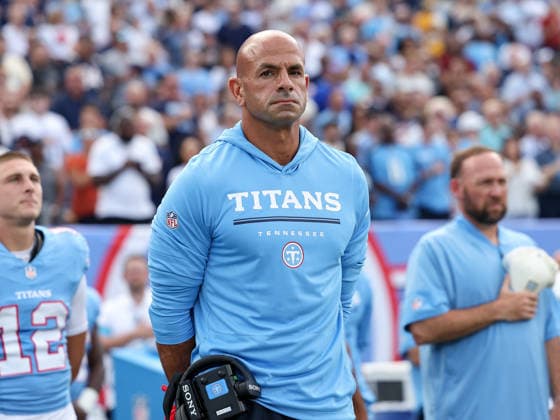 Aug 29, 2026; Nashville, Tennessee, USA; Tennessee Titans head coach Robert Saleh looks on during the singing of the National Anthem prior to the NFL, American Football Herren, USA preseason game between the Chicago Bears and the Tennessee Titans at Nissan Stadium (Nashville). Mandatory Credit: -Cal Media Nashville USA - ZUMAc04_ 20260829_zma_c04_211 Copyright: xStephenxFurstx