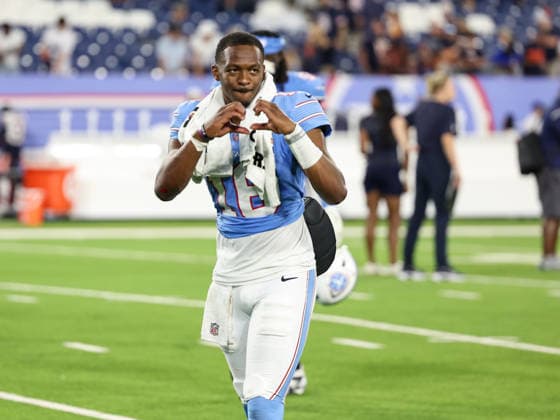 Aug 29, 2026; Nashville, Tennessee, USA; Tennessee Titans quarterback Hendon Hooker (16) throws up a heart sign to fans as he walks off the field after the NFL, American Football Herren, USA preseason game between the Chicago Bears and the Tennessee Titans at Nissan Stadium (Nashville). Mandatory Credit: -Cal Media Nashville USA - ZUMAc04_ 20260829_zma_c04_218 Copyright: xStephenxFurstx