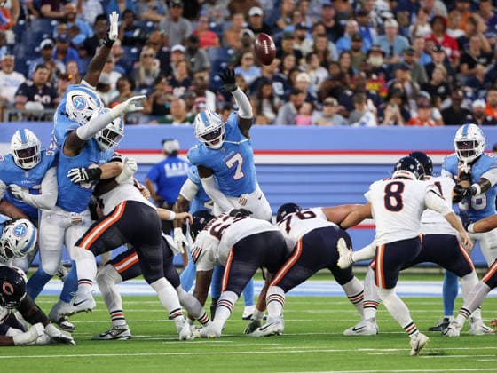 Aug 29, 2026; Nashville, Tennessee, USA; Tennessee Titans defensive end Oluwafemi Oladejo (7) attempts to block a field goal during the NFL, American Football Herren, USA preseason game between the Chicago Bears and the Tennessee Titans at Nissan Stadium (Nashville). Mandatory Credit: -Cal Media NFL 2026: Bears Vs Titans AUG 29  - ZUMAc04_ 20260829_zma_c04_214 Copyright: xStephenxFurstx