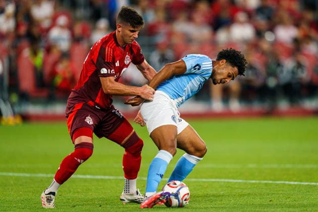 August 29, 2026, Toronto, On, Canada: Toronto FC s Benjamin Kuscevic (left) vies for the ball against New York City FC s Luighi (20) during first half MLS, Fussball Herren, USA soccer action in Toronto, on Saturday, Aug. 29, 2026. Canada News - August 29, 2026 - ZUMAc35_ 20260829_zaf_c35_168 Copyright: xKeitoxNewmanx