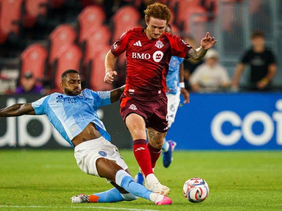 August 29, 2026, Toronto, On, Canada: New York City FC s Raul Gustavo (34) tackles Toronto FC s Josh Sargent (9) during second half MLS, Fussball Herren, USA soccer action in Toronto, on Saturday, Aug. 29, 2026. Canada News - August 29, 2026  - ZUMAc35_ 20260829_zaf_c35_171 Copyright: xKeitoxNewmanx