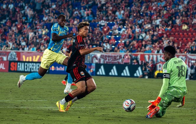 August 29, 2026, Harrison, New Jersey, USA: JULIAN ZAKRZEWSKI (16) of the New York Red Bulls goes one-on-one with ANDRE BLAKE (18) of the Philadelphia Union during a Major League Soccer match at Sports Illustrated Stadium. MLS, Fussball Herren, USA 2026: Red Bull 1 Vs Philadelphia Union 3  - ZUMAp306 20260829_znp_p306_003 Copyright: xOmarxPerezxLopezx