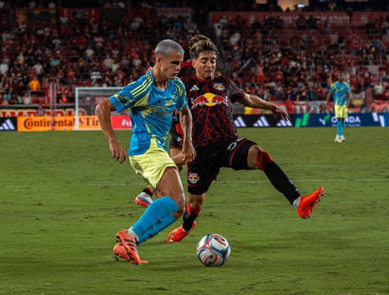 August 29, 2026, Harrison, New Jersey, USA: CAVAN SULLIVAN (6) of the Philadelphia Union sends a cross during a Major League Soccer match against the New York Red Bulls at Sports Illustrated Stadium. Harrison USA - ZUMAp306 20260829_znp_p306_007 Copyright: xOmarxPerezxLopezx