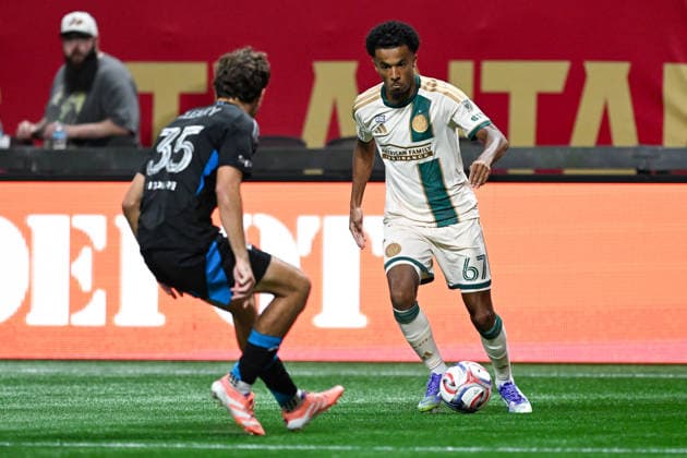 ATLANTA, GA - AUGUST 29: Enzo Dovlo 67 of Atlanta looks to pass during the MLS, Fussball Herren, USA match between Charlotte FC and Atlanta United FC on August 29th, 2026 at Mercedes-Benz Stadium in Atlanta, GA. (Photo by Rich von Biberstein Icon Sportswire) SOCCER: AUG 29 MLS Atlanta United vs Charlotte FC EDITORIAL USE ONLY Icon260829017