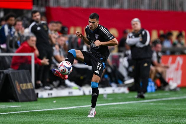 ATLANTA, GA - AUGUST 29: Liel Abada 11 of Charlotte FC settles the ball during the MLS, Fussball Herren, USA match between Charlotte FC and Atlanta United FC on August 29th, 2026 at Mercedes-Benz Stadium in Atlanta, GA. (Photo by Rich von Biberstein Icon Sportswire) SOCCER: AUG 29 MLS Atlanta United vs Charlotte FC EDITORIAL USE ONLY Icon260829021