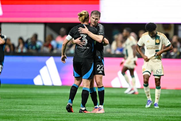 ATLANTA, GA - AUGUST 29: Tim Ream 3 of Charlotte FC embraces teammate Henry Kessler 22 following the conclusion of the MLS, Fussball Herren, USA match between Charlotte FC and Atlanta United FC on August 29th, 2026 at Mercedes-Benz Stadium in Atlanta, GA. (Photo by Rich von Biberstein Icon Sportswire) SOCCER: AUG 29 MLS Atlanta United vs Charlotte FC EDITORIAL USE ONLY Icon260829024