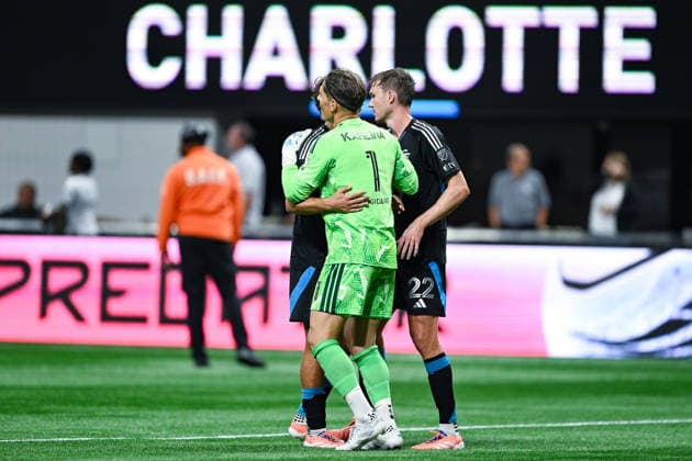 ATLANTA, GA - AUGUST 29: Kristijan Kahlina 1 of Charlotte FC embraces teammates following the conclusion of the MLS, Fussball Herren, USA match between Charlotte FC and Atlanta United FC on August 29th, 2026 at Mercedes-Benz Stadium in Atlanta, GA. (Photo by Rich von Biberstein Icon Sportswire) SOCCER: AUG 29 MLS Atlanta United vs Charlotte FC EDITORIAL USE ONLY Icon260829025