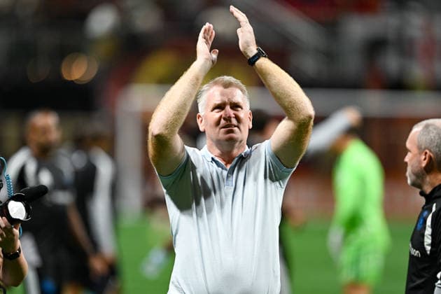ATLANTA, GA - AUGUST 29: Charlotte head coach Dean Smith reacts to the fans following the conclusion of the MLS, Fussball Herren, USA match between Charlotte FC and Atlanta United FC on August 29th, 2026 at Mercedes-Benz Stadium in Atlanta, GA. (Photo by Rich von Biberstein Icon Sportswire) SOCCER: AUG 29 MLS Atlanta United vs Charlotte FC EDITORIAL USE ONLY Icon260829026