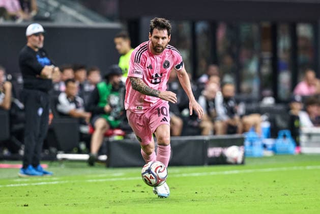 MIAMI, FL - AUGUST 29: Leo Messi (10) of Inter Miami CF controls a ball during the MLS, Fussball Herren, USA match between CF Montreal and Inter Miami CF on August 29,2026 at NU Stadium, Miami, Fla.(Photo by Chris Arjoon Icon Sportswire) SOCCER: AUG 29 MLS Inter Miami CF vs CF Montreal EDITORIAL USE ONLY Icon2608290000002