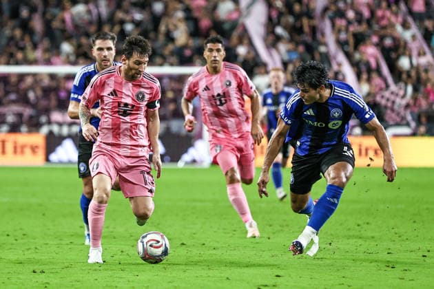 MIAMI, FL - AUGUST 29: Leo Messi (10) of Inter Miami CF and Brayan Vera (4) of CF Montreal battle for a ball during the MLS, Fussball Herren, USA match between CF Montreal and Inter Miami CF on August 29,2026 at NU Stadium, Miami, Fla.(Photo by Chris Arjoon Icon Sportswire) SOCCER: AUG 29 MLS Inter Miami CF vs CF Montreal EDITORIAL USE ONLY Icon2608290000009