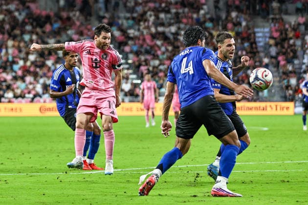 MIAMI, FL - AUGUST 29: Leo Messi (10) of Inter Miami CF and Brayan Vera (4) of CF Montreal battle for a ball during the MLS, Fussball Herren, USA match between CF Montreal and Inter Miami CF on August 29,2026 at NU Stadium, Miami, Fla.(Photo by Chris Arjoon Icon Sportswire) SOCCER: AUG 29 MLS Inter Miami CF vs CF Montreal EDITORIAL USE ONLY Icon2608290000010