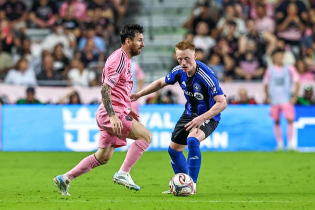 MIAMI, FL - AUGUST 29: Leo Messi (10) of Inter Miami CF and Matty Longstaff (8) of CF Montreal battle for a ball during the MLS, Fussball Herren, USA match between CF Montreal and Inter Miami CF on August 29,2026 at NU Stadium, Miami, Fla.(Photo by Chris Arjoon Icon Sportswire) SOCCER: AUG 29 MLS Inter Miami CF vs CF Montreal EDITORIAL USE ONLY Icon2608290000018