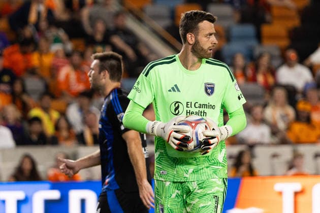 August 29, 2026, Houston, Texas, USA: San Jose Earthquakes goalkeeper ANGUS GUNN (1) walks with the ball during the first half of an MLS, Fussball Herren, USA match against the Houston Dynamo on August 29, 2026, at Shell Energy Stadium in Houston, Texas. Soccer 2026: San Jose Earthquakes Vs Houston Dynamo  - ZUMAg287 20260829_zsp_g287_003 Copyright: xMatthewxGuzmanx