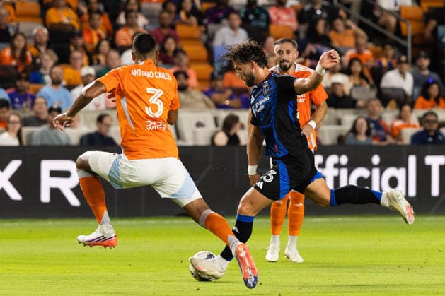 August 29, 2026, Houston, Texas, USA: San Jose Earthquakes midfielder EDUARD LOWEN (23) makes a goal attempt against Houston Dynamo FC defender ANTONIO CARLOS (3) during the second half of an MLS, Fussball Herren, USA match against the Houston Dynamo on August 29, 2026, at Shell Energy Stadium in Houston, Texas. Soccer 2026: San Jose Earthquakes Vs Houston Dynamo  - ZUMAg287 20260829_zsp_g287_009 Copyright: xMatthewxGuzmanx