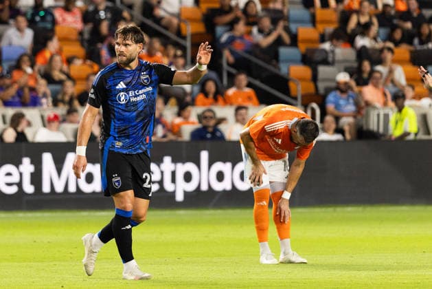 August 29, 2026, Houston, Texas, USA: San Jose Earthquakes midfielder EDUARD LOWEN (23) signals a fault after missing a goal attempt during the second half of an MLS, Fussball Herren, USA match against the Houston Dynamo on August 29, 2026, at Shell Energy Stadium in Houston, Texas. Soccer 2026: San Jose Earthquakes Vs Houston Dynamo  - ZUMAg287 20260829_zsp_g287_011 Copyright: xMatthewxGuzmanx