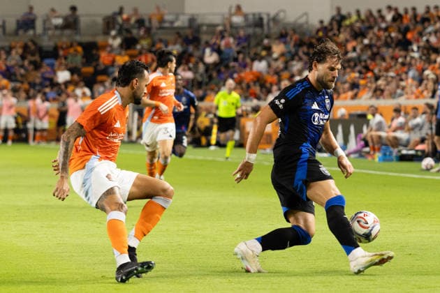 August 29, 2026, Houston, Texas, USA: San Jose Earthquakes midfielder EDUARD LOWEN (23) fights for the ball during the second half of an MLS, Fussball Herren, USA match against the Houston Dynamo on August 29, 2026, at Shell Energy Stadium in Houston, Texas. Soccer 2026: San Jose Earthquakes Vs Houston Dynamo  - ZUMAg287 20260829_zsp_g287_019 Copyright: xMatthewxGuzmanx