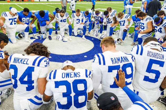 Aug 29, 2026; Indianapolis, Indiana, USA; Players from the Indianapolis Colts and Detroit Lions pray at midfield after NFL, American Football Herren, USA preseason game action at Lucas Oil Stadium. Mandatory Credit: -Cal Media - ZUMAc04_ 20260829_zma_c04_253 Copyright: xJohnxMersitsx