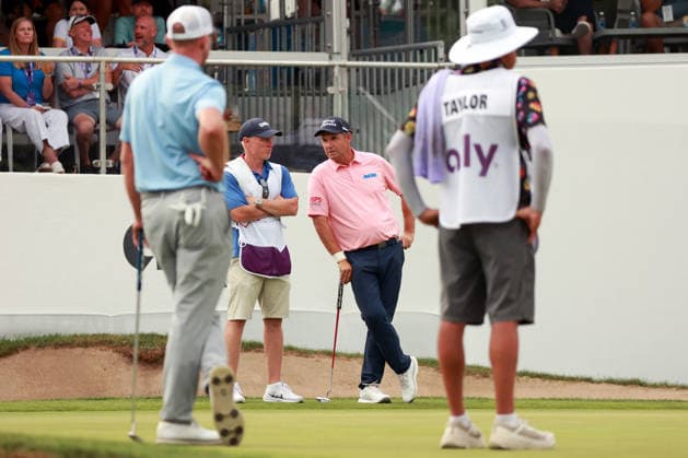 The Ally Challenge GRAND BLANC,MICHIGAN-AUGUST 29: Padraig Harrington of Ireland talks with his caddie on the 18th green as Vaughn Taylor of Georgia and his caddie wait during the second round of The Ally Challenge presented by McLaren at Warwick Hills Golf & Country Club, Grand Blanc, MI, USA Saturday, August 29, 2026. Grand Blanc Michigan United States  Copyright: xAmyxLemusx originalFilename:lemus-theallyc260829_npcjz.jpg