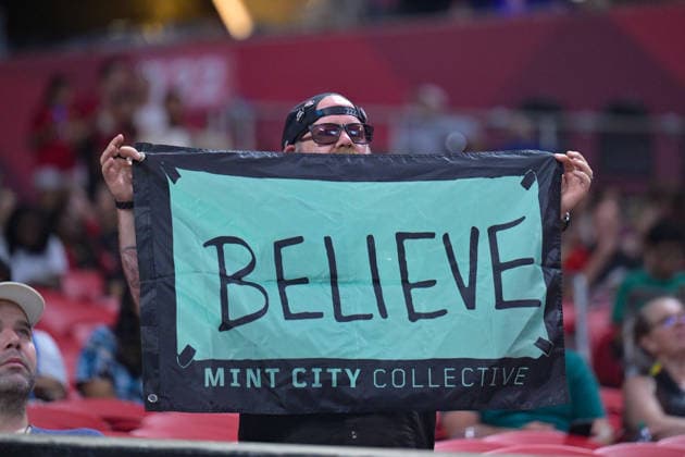 ATLANTA, GA - AUGUST 29: A Charlotte fan with a banner during the MLS, Fussball Herren, USA match between Charlotte FC and Atlanta United FC on August 29th, 2026 at Mercedes-Benz Stadium in Atlanta, GA. (Photo by Rich von Biberstein Icon Sportswire) SOCCER: AUG 29 MLS Atlanta United vs Charlotte FC EDITORIAL USE ONLY Icon260829030