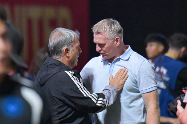 ATLANTA, GA - AUGUST 29: Atlanta head coach Gerardo Martino (left) speaks with Charlotte head coach Dean Smith (right) prior to the start of the MLS, Fussball Herren, USA match between Charlotte FC and Atlanta United FC on August 29th, 2026 at Mercedes-Benz Stadium in Atlanta, GA. (Photo by Rich von Biberstein Icon Sportswire) SOCCER: AUG 29 MLS Atlanta United vs Charlotte FC EDITORIAL USE ONLY Icon260829031