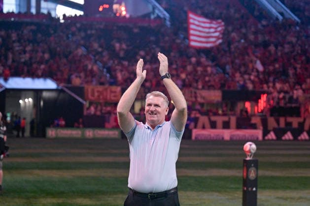 ATLANTA, GA - AUGUST 29: Charlotte head coach Dean Smith acknowledges the fans prior to the start of the MLS, Fussball Herren, USA match between Charlotte FC and Atlanta United FC on August 29th, 2026 at Mercedes-Benz Stadium in Atlanta, GA. (Photo by Rich von Biberstein Icon Sportswire) SOCCER: AUG 29 MLS Atlanta United vs Charlotte FC EDITORIAL USE ONLY Icon260829032