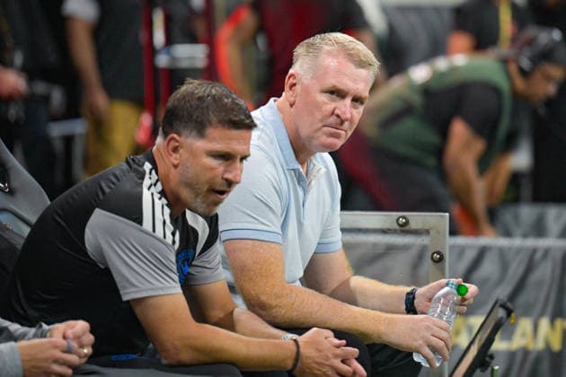 ATLANTA, GA - AUGUST 29: Charlotte head coach Dean Smith on the bench prior to the start of the MLS, Fussball Herren, USA match between Charlotte FC and Atlanta United FC on August 29th, 2026 at Mercedes-Benz Stadium in Atlanta, GA. (Photo by Rich von Biberstein Icon Sportswire) SOCCER: AUG 29 MLS Atlanta United vs Charlotte FC EDITORIAL USE ONLY Icon260829033