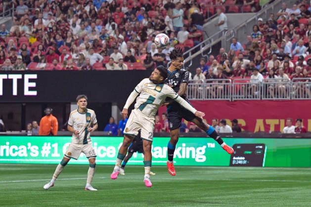 ATLANTA, GA - AUGUST 29: Paulo Diaz 27 of Atlanta and Idan Toklomati 9 of Charlotte FC battle for a header during the MLS, Fussball Herren, USA match between Charlotte FC and Atlanta United FC on August 29th, 2026 at Mercedes-Benz Stadium in Atlanta, GA. (Photo by Rich von Biberstein Icon Sportswire) SOCCER: AUG 29 MLS Atlanta United vs Charlotte FC EDITORIAL USE ONLY Icon260829034