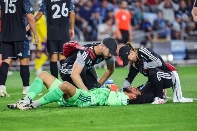 August 29, 2026, St. Paul, Minnesota, United States: Medical staff check on Minnesota United FC goalkeeper DRAKE CALLENDER (12). Minnesota United hosted Orlando City on August 29th. The teams faced off at Allianz Field in St. Paul, Minnesota. The game ended in a draw 3-3. St. Paul United States - ZUMAt166 20260829_zsp_t166_020 Copyright: xMichaelxTurnerx