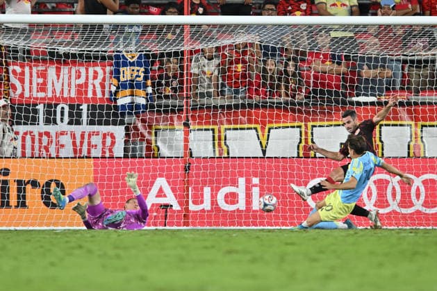 August 29, 2026, Harrison, New Jersey, United States of America: Harrison, New Jersey United States of America. 29 Aug, 2026. New York Red Bulls goalkeeper ETHAN HORVATH (34) watches as PhiladehiaÃ¢â‚¬â ¢s first goal is scored at Sports Illustrated Stadium Philadelphia Union defeats New York Red Bulls 3 to 1. Credit: , Jr. Zuma Press MLS, Fussball Herren, USA 2026: Philadelphia Union 3:1 New York Red Bulls.  - ZUMAa301 20260829_aaf_a301_011 Copyright: xBrooksxVonxArxx