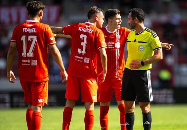 SOCCER REGIONAL LEAGUE NORTHEAST 2026–2027 SEASON, MATCHDAY 7: FC ROT WEISS ERFURT vs. BFC PREUSSEN ** FOR EDITORIAL PURPOSES ONLY ** EDITORIAL USE ONLY ** August 29, 2026 Erfurt Soccer Regional League Northeast Matchday 7, 2026–2027 Season Steigerwaldstadion FC Rot-Weiss Erfurt vs. BFC Preussen in the photo: Til Linus Schwarz (3, FC Rot-Weiss Erfurt) and Niclas Walther (22, FC Rot-Weiss Erfurt discuss with referee Patrick Kluge Germany Thuringia Erfurt Copyright SaschaxFromm Copyright: SaschaxFromm doc87dkzwouxld4gu4oe37 ,EDITORIAL USE ONLY Copyright: SaschaxFromm