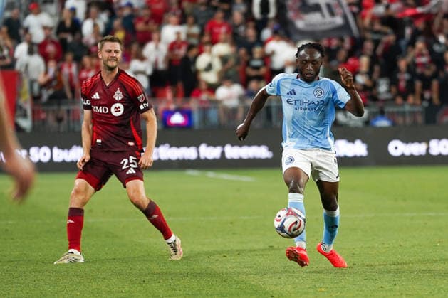 Toronto FC v NewYork City FC - MLS, Fussball Herren, USA Benie Traore 09 of New York City FC is pressured by Walker Zimmerman 25 of Toronto FC during the Major League Soccer Match between Toronto FC and NewYork City FC at BMO Field Stadium. on August 29, 2026 in Toronto, Canada. (Photo by Leonardo Ramirez Eyepix Group) Copyright: xLeonardoxRamirezx xEyepixxGroupx LR29082026-05918