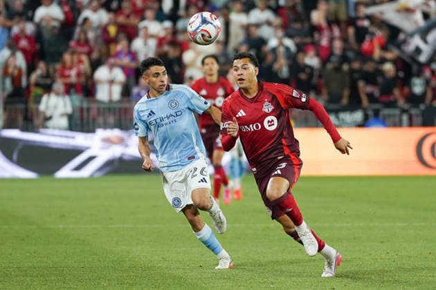Toronto FC v NewYork City FC - MLS, Fussball Herren, USA Agustin Ojeda 26 of New York City FC and Matheus Pereira 03 of Toronto FC battle for the ball during the Major League Soccer Match between Toronto FC and NewYork City FC at BMO Field Stadium. on August 29, 2026 in Toronto, Canada. (Photo by Leonardo Ramirez Eyepix Group) Copyright: xLeonardoxRamirezx xEyepixxGroupx LR29082026-06100