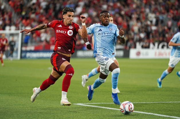 Toronto FC v NewYork City FC - MLS, Fussball Herren, USA Theo Corbeanu 07 of Toronto FC and Andres Perea 08 of New York City FC battle for the ball during the Major League Soccer Match between Toronto FC and NewYork City FC at BMO Field Stadium. on August 29, 2026 in Toronto, Canada. (Photo by Leonardo Ramirez Eyepix Group) Copyright: xLeonardoxRamirezx xEyepixxGroupx LR29082026-05567