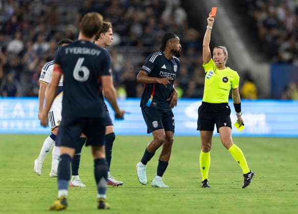 SAN DIEGO, CA - AUGUST 29: Referee Tori Penso argues with San Diego FC midfielder Anibal Godoy (20) as she shows a red card to midfielder Jeppe Tverskov (6) during a MLS, Fussball Herren, USA match between LA Galaxy and San Diego FC on August 29, 2026 at Snapdragon Stadium in San Diego, CA. (Photo by Karl Anderson Icon Sportswire) SOCCER: AUG 29 MLS San Diego FC vs LA Galaxy EDITORIAL USE ONLY Icon272260829003