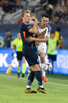 SAN DIEGO, CA - AUGUST 29: San Diego FC midfielder Jeppe Tverskov (6) fouls LA Galaxy forward Hirving Lozano (11) during a MLS, Fussball Herren, USA match between LA Galaxy and San Diego FC on August 29, 2026 at Snapdragon Stadium in San Diego, CA. (Photo by Karl Anderson Icon Sportswire) SOCCER: AUG 29 MLS San Diego FC vs LA Galaxy EDITORIAL USE ONLY Icon39288