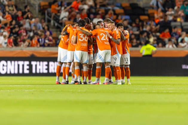 August 29, 2026, Houston, Texas, USA: The Houston Dynamo huddle up during the MLS, Fussball Herren, USA match between the San Jose Earthquakes and the Houston Dynamo at Shell Energy Stadium. Houston USA - ZUMAn340 20260829_zsp_n340_006 Copyright: xJoexNogalskix