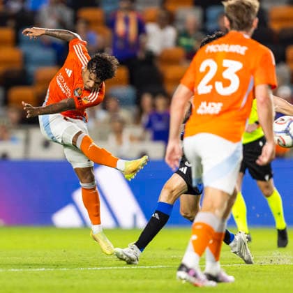 August 29, 2026, Houston, Texas, USA: A Houston Dynamo player takes a shot during the MLS, Fussball Herren, USA match between the San Jose Earthquakes and the Houston Dynamo at Shell Energy Stadium. Soccer 2026: Dynamo 0:0 Earthquakes  - ZUMAn340 20260829_zsp_n340_018 Copyright: xJoexNogalskix