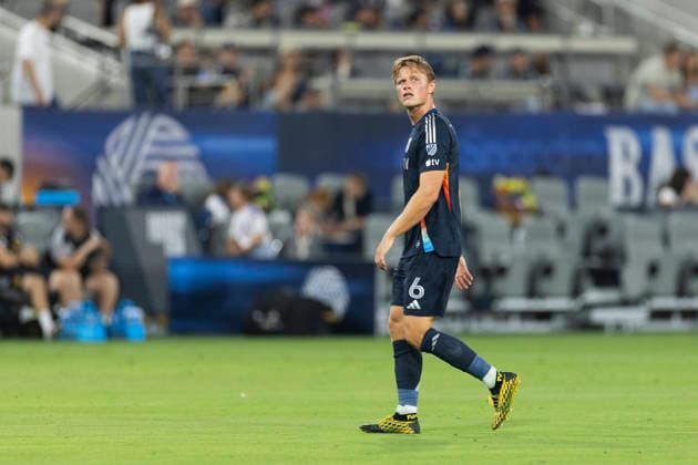 SAN DIEGO, CA - AUGUST 29: San Diego FC midfielder Jeppe Tverskov (6) exits the pitch after being ejected during a MLS, Fussball Herren, USA match between LA Galaxy and San Diego FC on August 29, 2026 at Snapdragon Stadium in San Diego, CA. (Photo by Karl Anderson Icon Sportswire) SOCCER: AUG 29 MLS San Diego FC vs LA Galaxy EDITORIAL USE ONLY Icon272260829006