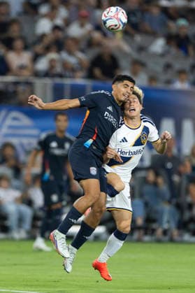 SAN DIEGO, CA - AUGUST 29: San Diego FC midfielder Alejandro Alvarado Jr. (70) and LA Galaxy forward Kyogo Furuhashi (7) compete for the ball during a MLS, Fussball Herren, USA match between LA Galaxy and San Diego FC on August 29, 2026 at Snapdragon Stadium in San Diego, CA. (Photo by Karl Anderson Icon Sportswire) SOCCER: AUG 29 MLS San Diego FC vs LA Galaxy EDITORIAL USE ONLY Icon272260829007