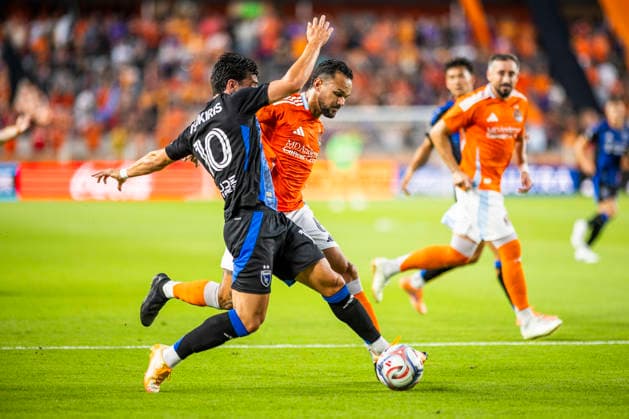 August 29, 2026, Houston, Texas, USA: NIKO TSAKIRIS (10) of the San Jose Earthquakes passes during the MLS, Fussball Herren, USA match between the San Jose Earthquakes and the Houston Dynamo at Shell Energy Stadium. Soccer 2026: Dynamo 0:0 Earthquakes  - ZUMAn340 20260829_zsp_n340_019 Copyright: xJoexNogalskix