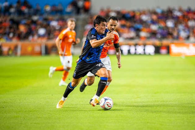 August 29, 2026, Houston, Texas, USA: NIKO TSAKIRIS (10) of the San Jose Earthquakes advances with the ball during the MLS, Fussball Herren, USA match between the San Jose Earthquakes and the Houston Dynamo at Shell Energy Stadium. Soccer 2026: Dynamo 0:0 Earthquakes  - ZUMAn340 20260829_zsp_n340_021 Copyright: xJoexNogalskix