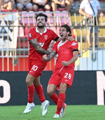 (260830) -- MONZA, Aug. 30, 2026 -- Monza s Andrea Colpani (R) celebrates his goal with teammate Patrick Cutrone during a Serie A football match between Monza and Udinese in Monza, Italy, Aug. 29, 2026. (Photo by Xinhua) (SP)ITALY-MONZA-FOOTBALL-SERIE A-MONZA VS UDINESE AlbertoxLingria 