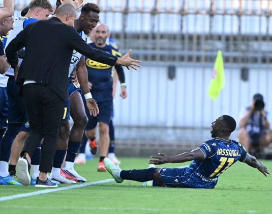 (260830) -- MONZA, Aug. 30, 2026 -- Udinese s Hassane Kamara (1st R) celebrates his goal during a Serie A football match between Monza and Udinese in Monza, Italy, Aug. 29, 2026. (Photo by Xinhua) (SP)ITALY-MONZA-FOOTBALL-SERIE A-MONZA VS UDINESE AlbertoxLingria 
