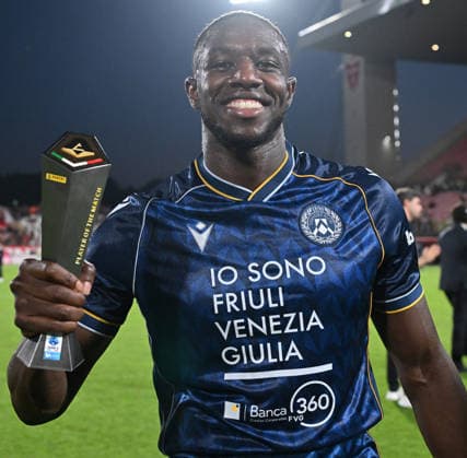 (260830) -- MONZA, Aug. 30, 2026 -- The player of the match, Udinese s Hassane Kamara poses with the trophy after a Serie A football match between Monza and Udinese in Monza, Italy, Aug. 29, 2026. (Photo by Xinhua) (SP)ITALY-MONZA-FOOTBALL-SERIE A-MONZA VS UDINESE AlbertoxLingria 