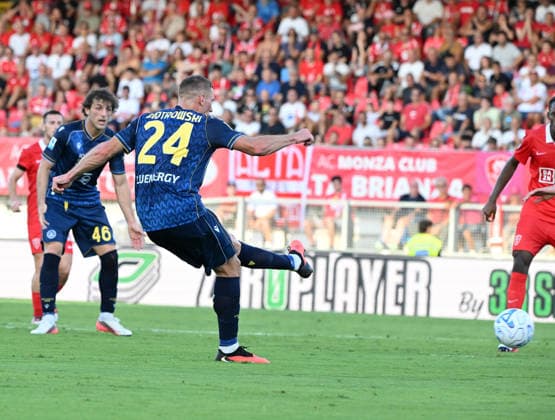 (260830) -- MONZA, Aug. 30, 2026 -- Udinese s Jakub Piotrowski (3rd L) shoots to score during a Serie A football match between Monza and Udinese in Monza, Italy, Aug. 29, 2026. (Photo by Xinhua) (SP)ITALY-MONZA-FOOTBALL-SERIE A-MONZA VS UDINESE AlbertoxLingria 